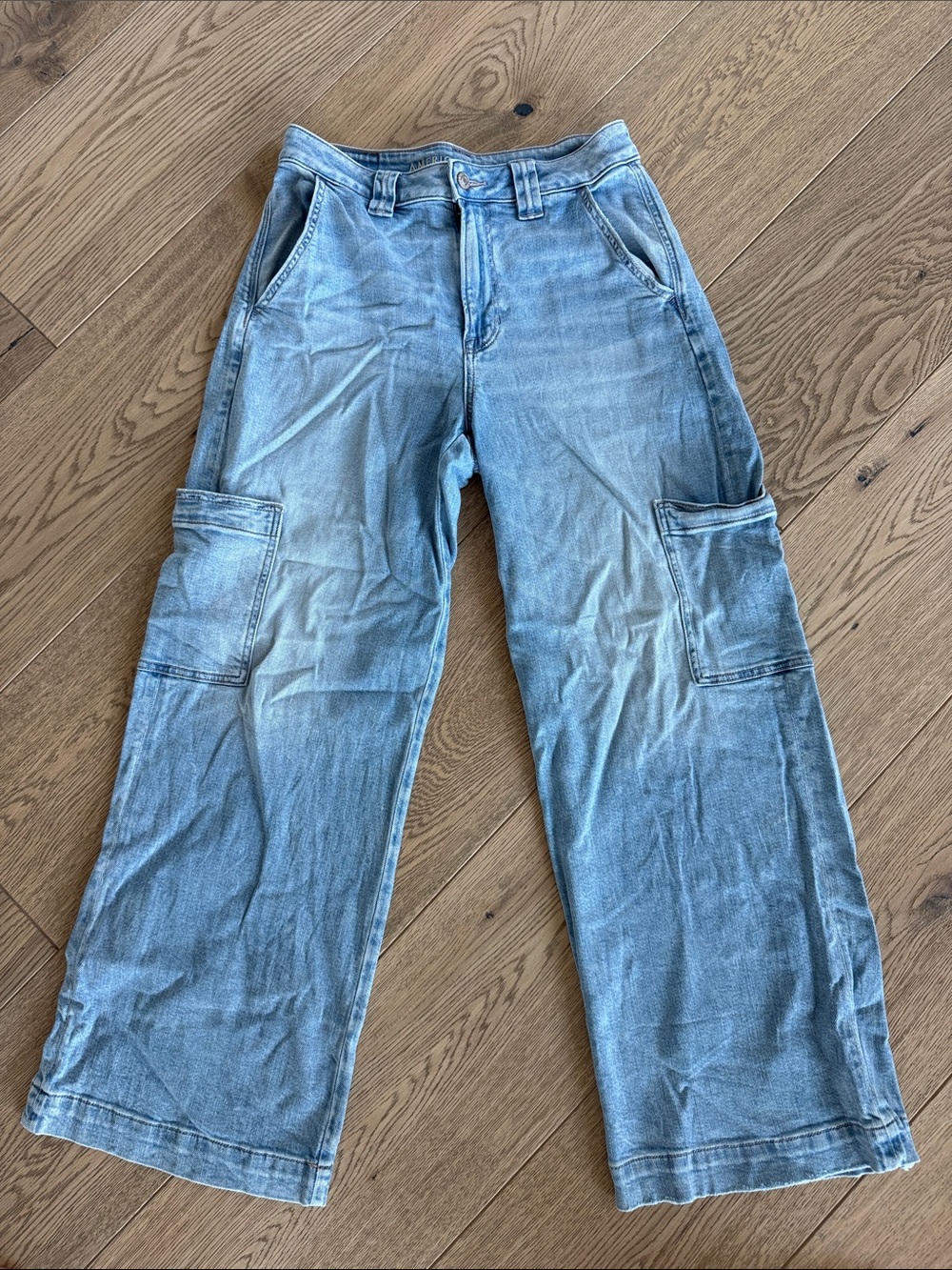 American Eagle Outfitters Light Blue High-Rise Wide Leg Jeans size 4 Short